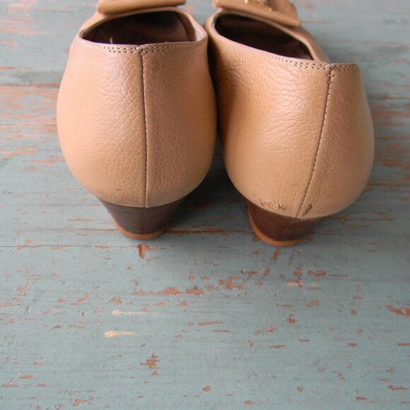 SALVATORE FERRAGAMO TAN NEUTRAL LEATHER TASSEL LOGO PUMPS LOW HEELS ITALY 11 AA - Picture 3 of 9